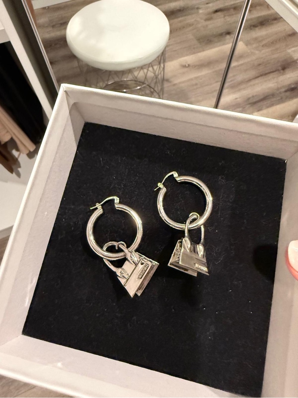 Jacquemus gold Chiquito hoop earrings with mini bag charm - Picture 3 of 8